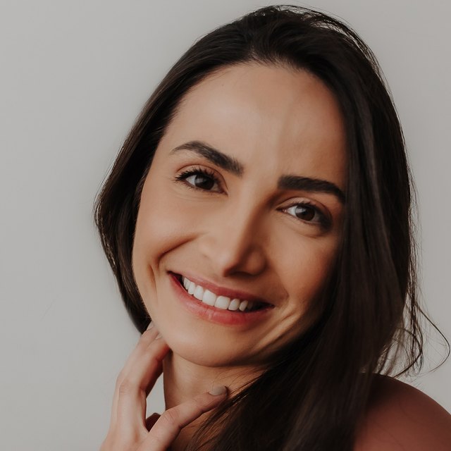 Dra. Ana De Bortoli sorrindo
